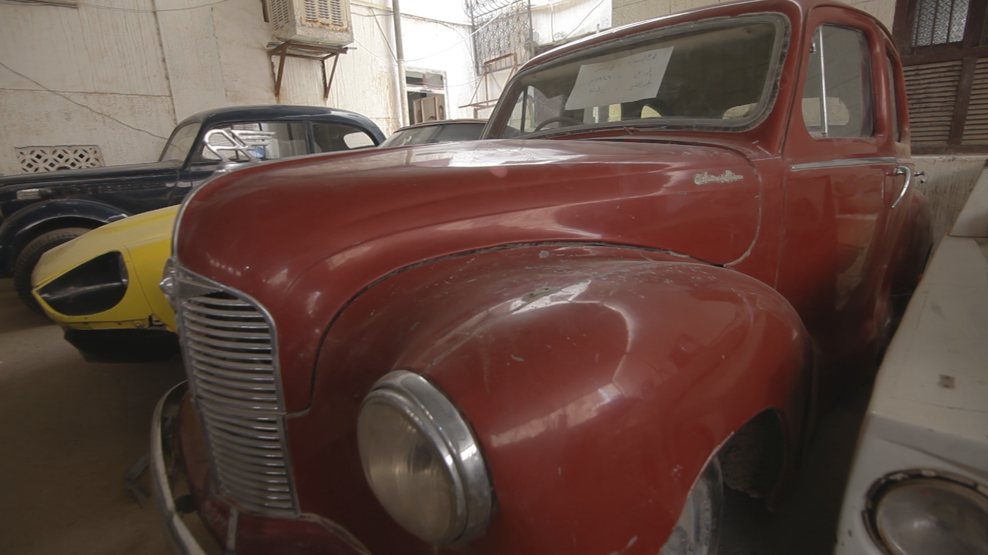 مواطن يمني لديه 60 سيارة كلاسيكية يرفض التفريط بها .. تعرف على قصته