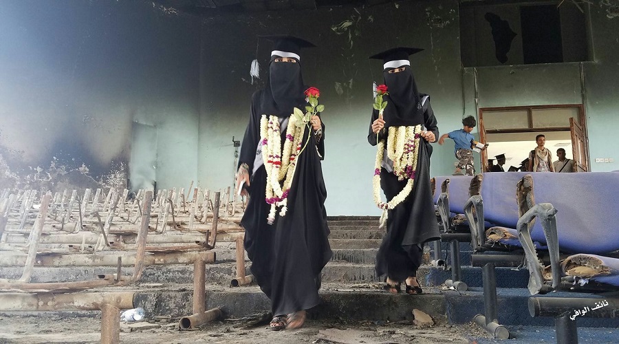 طلاب جامعة تعز يحتفلون بتخرجهم في قاعات مدمرة