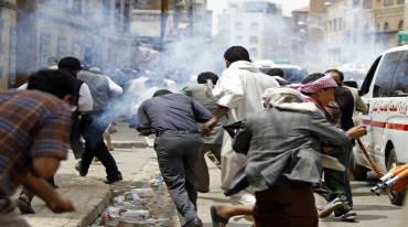 متظاهرون يمنيون يحاولون تجنب رصاص قوات امنية موالية للمخلوع صالح
