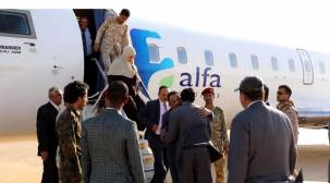 وزير النقل  يدشن أولى الرحلات الجوية إلى مطار الغيضة بالمهرة