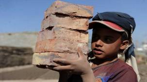 أطفال يمنيون   في سوق العمل الشاق 