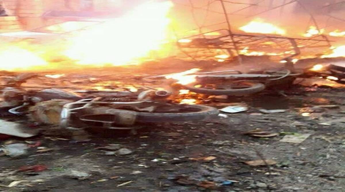 الحريق الذي خلفته غارة للتحالف على سوق شعبية بالخوخة وأدت إلى استشهاد أكثر من 20 مدنيا