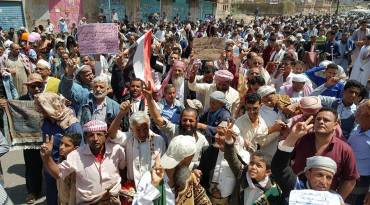 متظاهرون في تعز يدعون الحكومة إلى دعم قبائل حجور