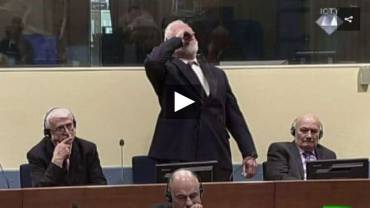 شاهد: قائد قوات كروات البوسنة السابق يتجرع السمّ في المحكمة