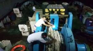 إنقاذ نحو 90 راكبا في سفينة تعطلت منذ أيام في مياه خليج عدن