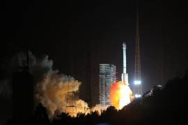 الصين تطلق صاروخاً نحو الفضاء يحمل ثلاثة أقمار صناعية