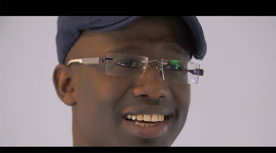 فنان صومالي يغني لليمن ويطلق أغنيته الجديدة بلد الكرامة (فيديو)