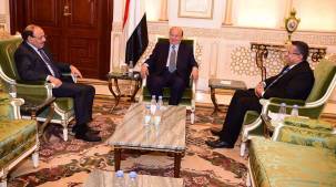 الرئيس هادي في اجتماع مع نائبه وبن دغر لمناقشة خطة الحكومة للمرحلة المقبلة