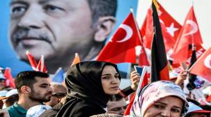 الأتراك يبدأون التصويت بالانتخابات الرئاسية والبرلمانية