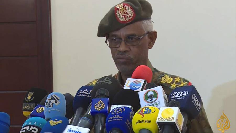 الجيش السوداني يعلن تنحية الرئيس عمر البشير واعتقاله