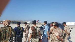 مقتل جندي وإصابة آخرين في اشتباكات بين فصائل أمنية بمطار عدن