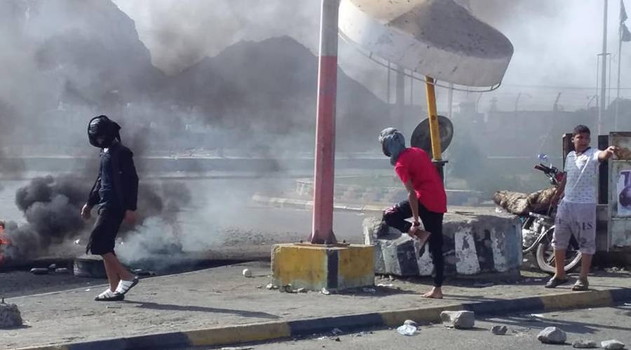 استمرار الاحتجاجات في عدن والمكلا وسعر صرف الدولار ينخفض
