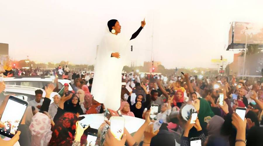 آلاء صلاح.. رمز النضال وأيقونة الثورة السودانية