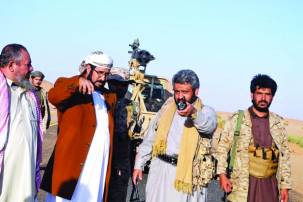 محافظ صعدة هادي طرشان الوائلي في احد المواقع العسكرية 