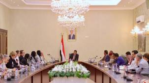 رئيس الحكومة: تمزيق اليمن والانتقاص من دور مؤسساتها يخدم إيران
