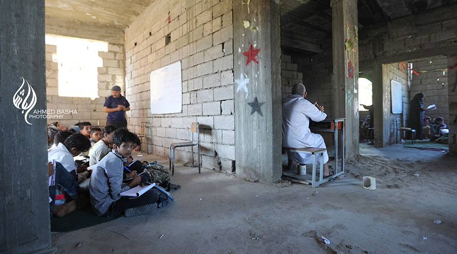 تعز: معلم يحول منزله إلى مدرسة لمئات الطلاب بعد أن حرمتهم الحرب من التعليم