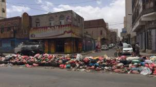 تكدس القمامة في شارع الدائري بالعاصمة صنعاء