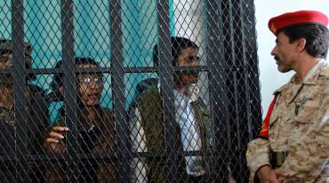 سجناء بصنعاء في انتظار زيارة اقاربهم  