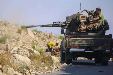 قوات الجيش تعلن التصدي لهجمات مليشيا الحوثي والمخلوع صالح في حي الكمب
