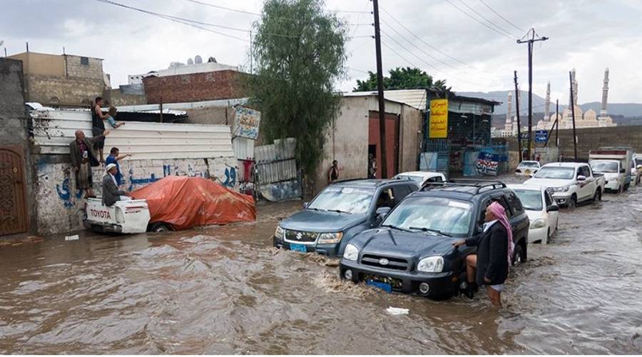 السيول تحاصر السكان في  منازلهم بصنعاء وتجرف السيارات