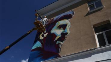 لوحة جدارية لميسي في كازان لمواجهة صورة رونالدو