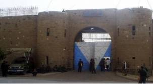 قوات أمنية تهاجم عنابر السجن المركزي بصنعاء وسماع أصوات إطلاق نار