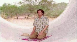 ما حقيقة مشاهدة معمر القذافي وهو يصلي في تشاد؟