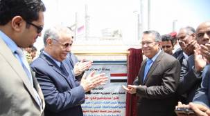 رئيس الحكومة ومحافظ عدن فور عودتهما إلى العاصمة المؤقة وافتتاح محطة الكهرباء القطرية 