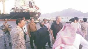 الحكومة تؤكد التنسيق مع التحالف لتخفيف قيود دخول السفن إلى ميناء عدن