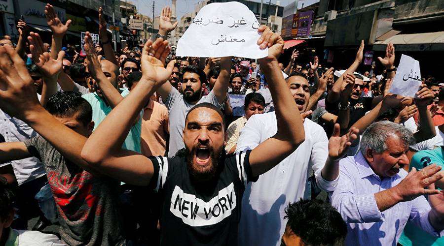رئيس الحكومة الأردنية يقدم استقالته بعد احتجاجات شعبية غاضبة