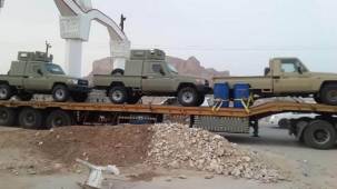 آليات عسكرية سعودية قادمة من منفذ شرورة متجهة إلى عدن