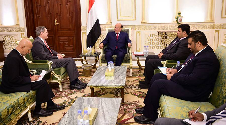 الرئيس هادي خلال لقائه مع السفير الأمريكي لدى اليمن