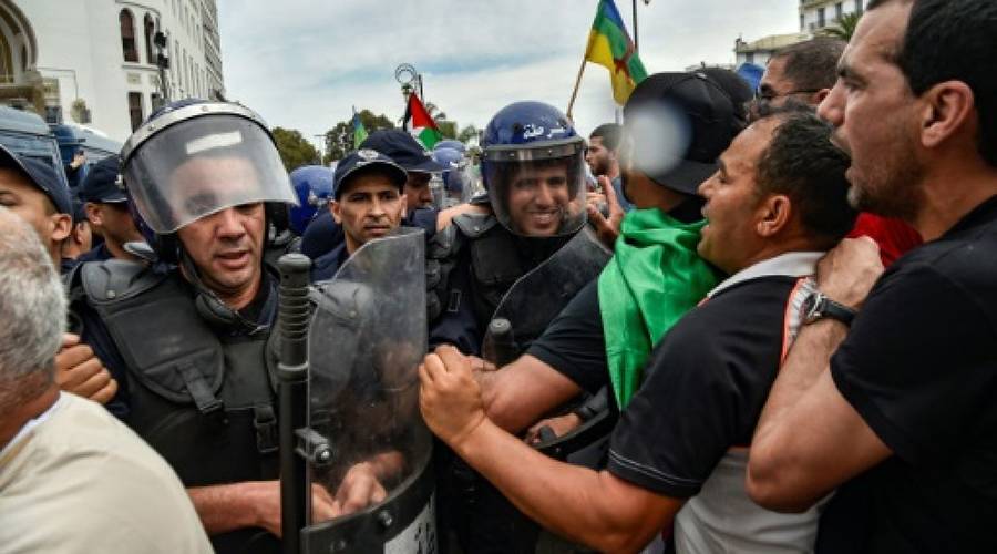مظاهرات في الجزائر للمطالبة بتأجيل انتخابات الرئاسة وإزاحة النخبة الحاكمة