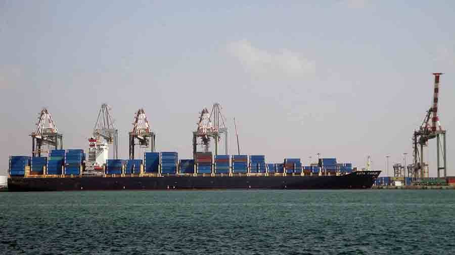 الحكومة تطالب الأمم المتحدة تغيير مسار الإغاثة إلى ميناء عدن