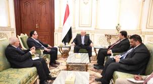 الرئيس هادي يلتقي محافظ البنك المركزي ونائبه عقب تصاعد خلافاتهما