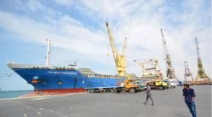 التحالف العربي: الحوثيون يحتجزون سفينة بميناء الحديدة منذ شهرين