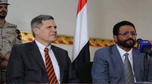 السفير الأمريكي لدى اليمن يغادر مأرب بعد زيارة قصيرة التقى فيها المحافظ