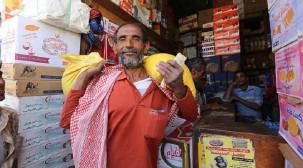 ارتفاع أسعار المواد الأساسية يفاقم معاناة اليمنيين