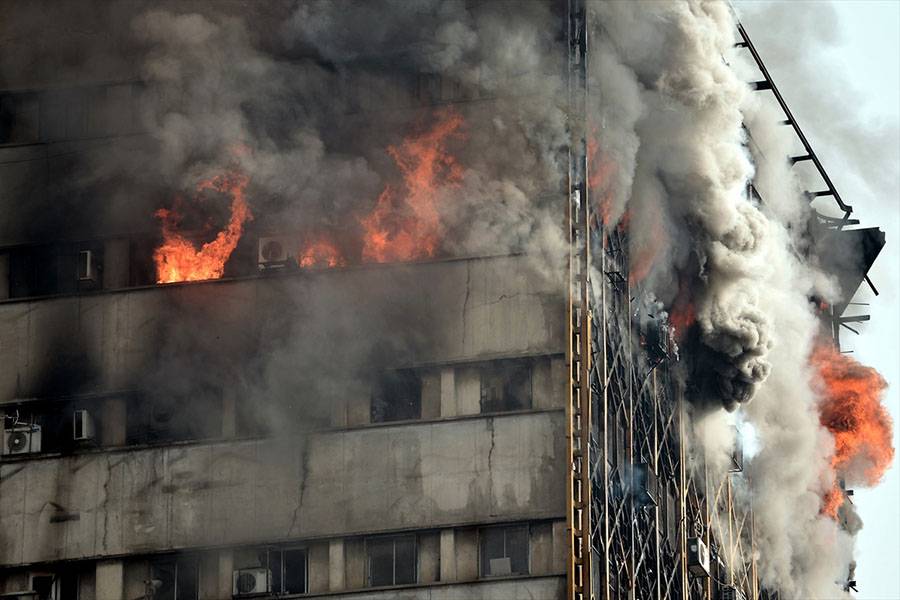 صورة من حريق البرج التجاري في وسط طهران