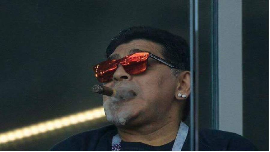 مارادونا يكسر قوانين &quot;فيفا&quot; بالتدخين في ملعب المونديال