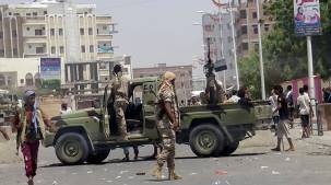 قائد المنطقة العسكرية الرابعة ينفي نقل القوات العسكرية خارج عدن