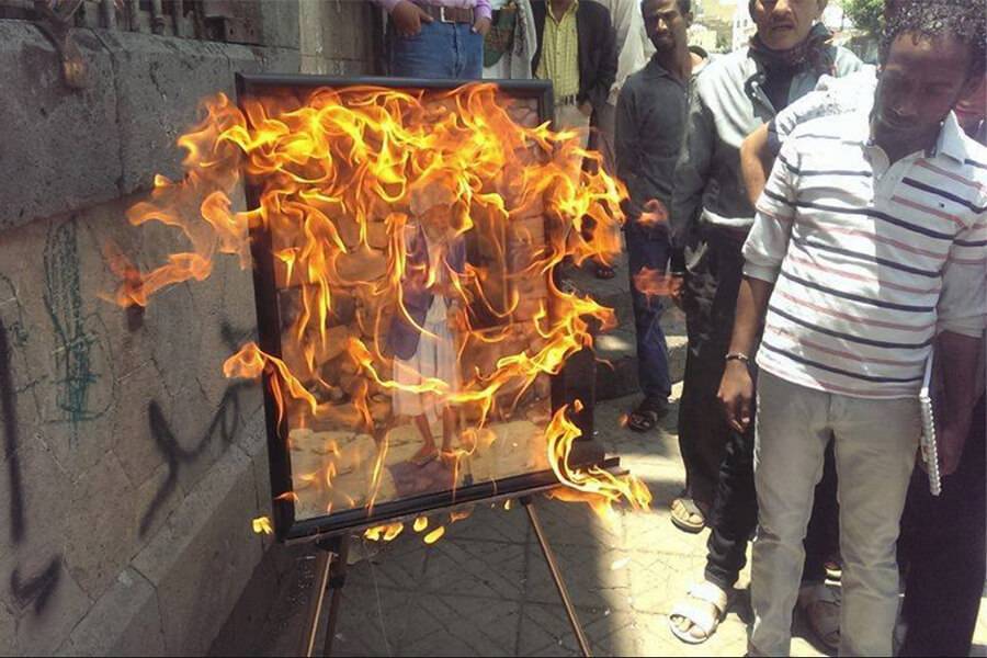 فنان تشكيلي يحرق لوحاته احتجاجا على منع سلطة المليشيا إقامة معرضه في صنعاء