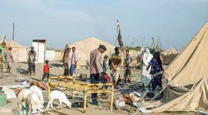 إصابة 5 نازحين إثر استهادف الحوثيين مخيما للنازحين بالحديدة