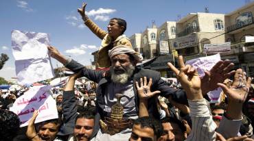  متظاهرون ضد نظام  المخلوع صالح في صنعاء 9 مارس  2011 بعد أن توفى متظاهر  متأثرا بجروح  خطرة بعد تعرضه للضرب عندما فتحت قوات صالح النار على المتظاهرين  في الليلة السابقة 
