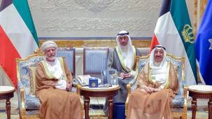 أمير الكويت يبحث مع وزير خارجية عمان الأزمة الخليجية
