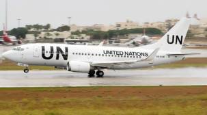 الحكومة تتهم الأمم المتحدة بإدخال سياسيين بطائراتها إلى صنعاء