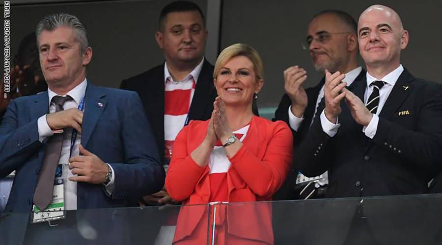 رئيسة كرواتيا تأسر قلوب المعجبين في نهائي كأس العالم