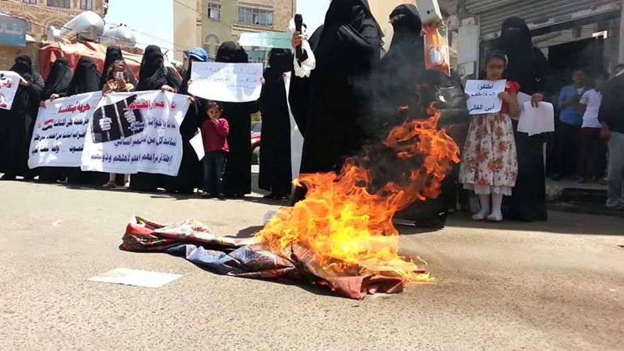 نساء يحرقن جزء من ثيابهن احتجاجا على تعذيب المليشيا للسجناء