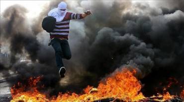 للأسبوع الرابع .. الفلسطينيون يواجهون قوات الإحتلال ويرفضون قرارات ترمب بشان القدس
