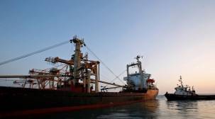 مليشيا الحوثي توقف تفريغ شحنة مشتقات نفطية بميناء الحديدة